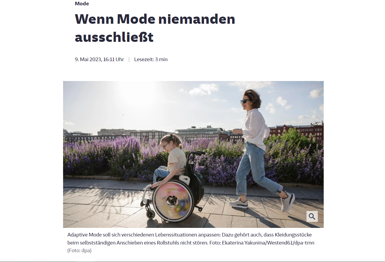 Ein Online- Artikel der Süddeutschen Zeitung über adaptive und inklusive Mode. Der Titel lautet: Wenn Mode niemanden ausschließt. Darunter zu sehen ist ein Foto mit einer Rollstuhlfahrerin und einer Frau, die daneben läuft.